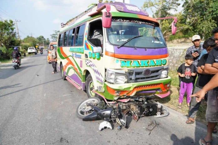 sepeda_motor_kontra_bus_di_simalungun_seorang_pelajar_alami_luka_berat