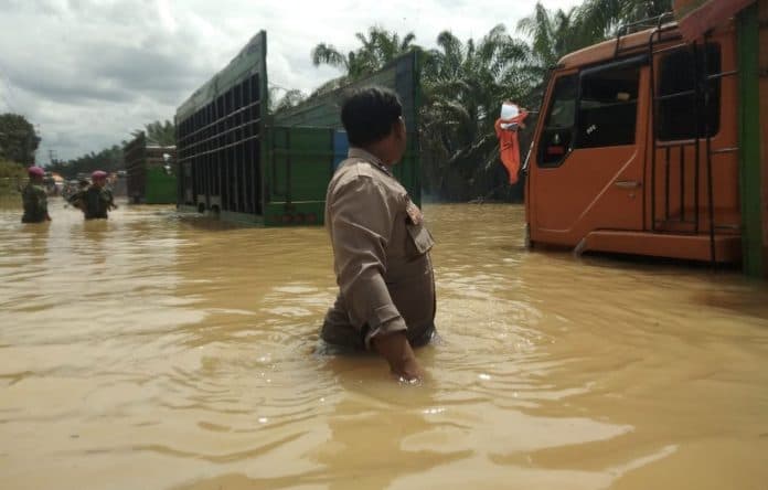 sepekan_banjir_di_aceh_tamiang_belum_surut_warga_mengungsi_dan_mulai_kekurangan_pasokan_makanan