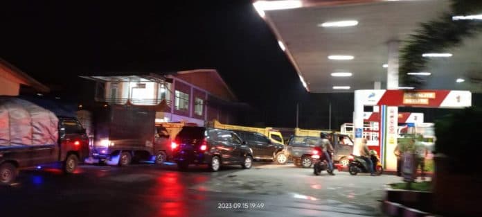 sepekan_kendaraan_mengantri_panjang_di_spbu_diduga_alami_kelangkaan_bbm