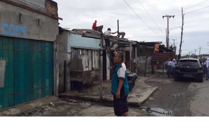 sepuluh_rumah_di_belawan_diterjang_puting_beliung