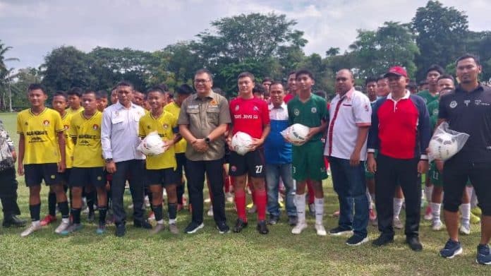 serahkan_alat_olahraga_koni_targetkan_deli_serdang_juara_porprovsu_2026