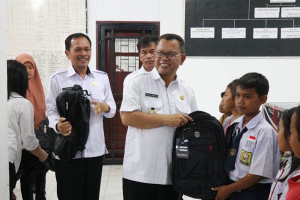 serahkan_bantuan_sosial_bagi_warga_dan_pelajar_bupati_toba_pesan_ini