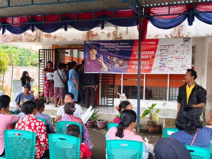 serahkan_beras_bupati_toba_ajak_penerima_bantuan_tekun_bekerja