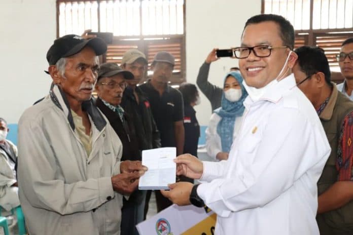 serahkan_bsps_bupati_toba_ajak_masyarakat_bangkitkan_kembali_budaya_gotong_royong