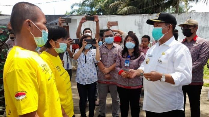 serahkan_e_ktp_secara_simbolis_bupati_simalungun_ingatkan_disdukcapil_kerja_dari_hati