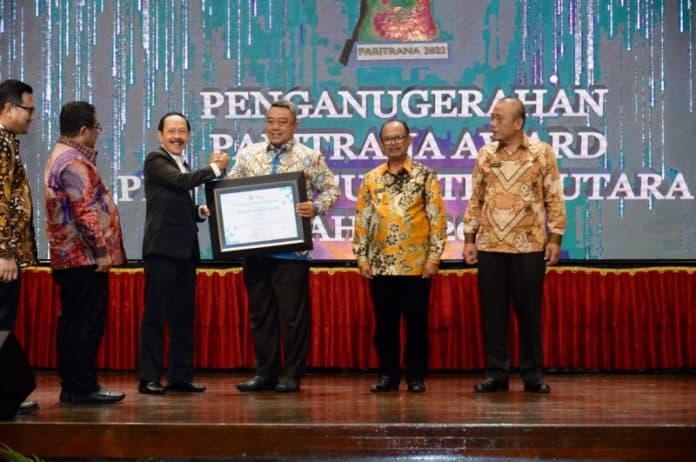 serahkan_paritrana_award_sekdaprov_sumut_harapkan_percepatan_jaminan_sosial_seluruh_pekerja_terwujud