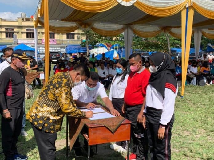 serahkan_sk_pppk_pada_398_honorer_bupati_simalungun_bekerjalah_dengan_tulus