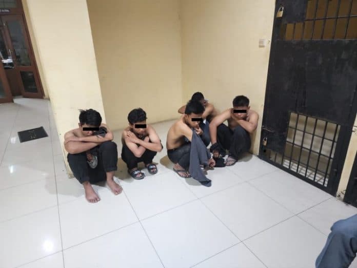 seratusan_anggota_genk_motor_obrak_abrik_kafe_pos_3_galang