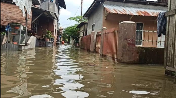 seratusan_rumah_di_kawasan_sungai_deli_terendam_banjir_akibat_hujan