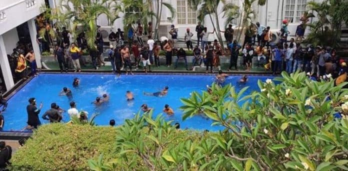 serbu_kediaman_presiden_sri_lanka_demonstran_berenang_di_kolam_renang_istana