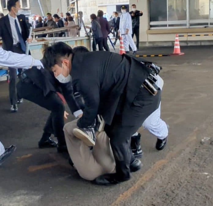serbuk_diduga_mesiu_ditemukan_di_rumah_tersangka_pelempar_bahan_peledak_ke_pm_jepang