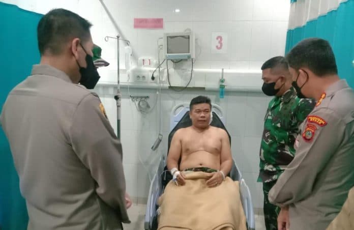 serda_suardi_dibacok_preman_di_terminal_pinang_baris_medan