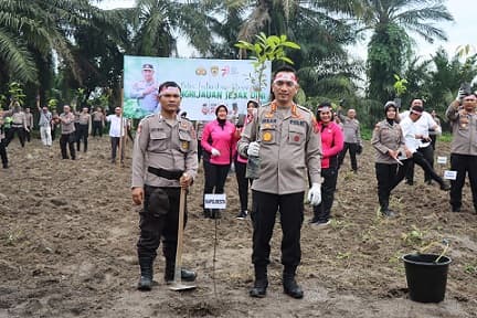 serentak_se_indonesia_polres_deli_serdang_tanam_2400_pohon