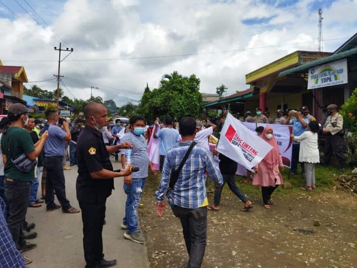 seribuan_masyarakat_lingkar_tambang_unjuk_rasa_ke_kantor_lsm_ydpk_parongil