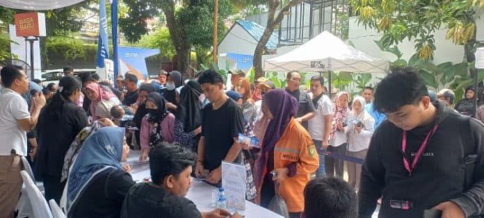 seribuan_masyarakat_serbu_pasar_murah_bank_mandiri
