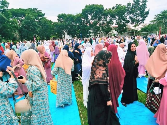 seribuan_umat_muslim_siantar_sholat_idul_adha_di_lapangan_usi