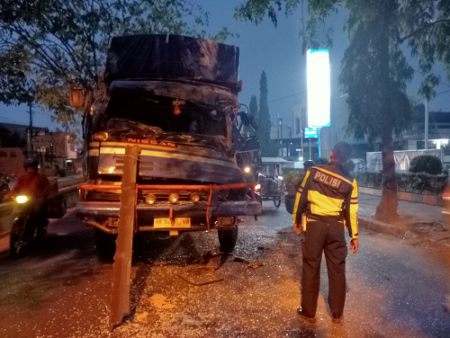 seruduk_dump_truk_di_depan_bri_lubuk_pakam_tronton_rusak_dan_bikin_macet