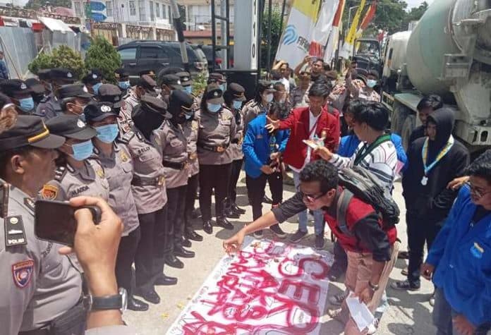 serukan_siantar_darurat_narkoba_aksi_massa_gelar_tabur_bunga_di_depan_polisi