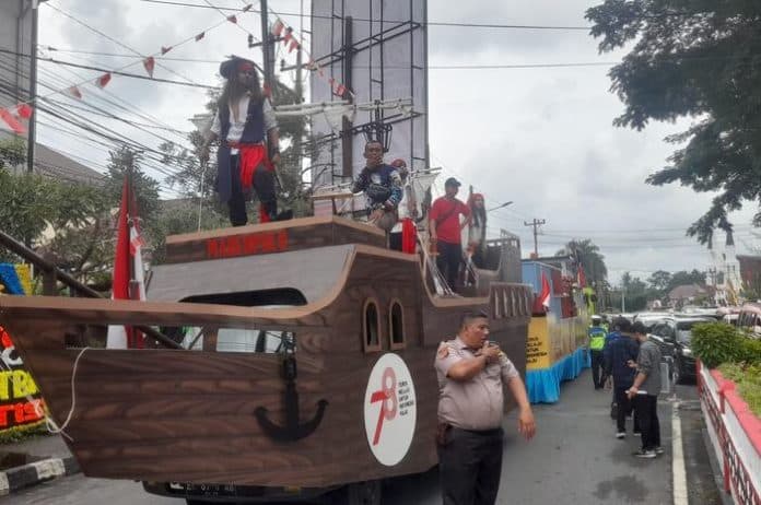 serunya_pawai_karnaval_di_siantar_ada_replika_tokoh_film_pirates_of_the_caribbean