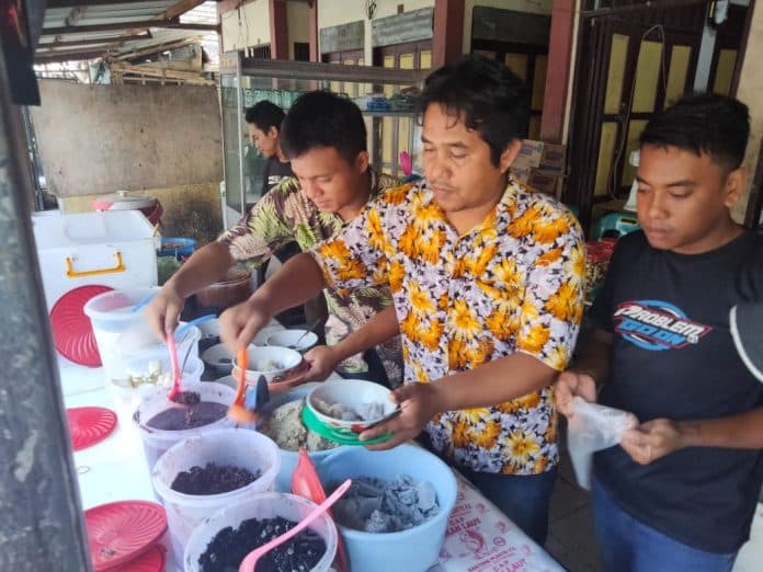 seruput_es_campur_pajak_kawat_yang_legendaris_bertahan_32_tahun