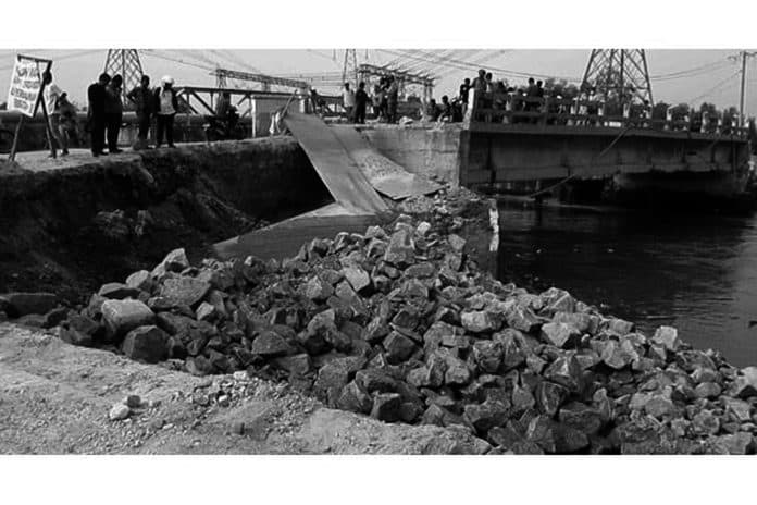 setahun_jembatan_secanang_tak_dibangun_warga_sicanang_kumpul_koin