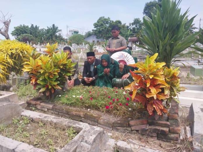 setelah_dilantik_jadi_anggota_dprd_deli_serdang_purwaningrum_ziarah_ke_makam_orang_tua