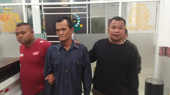 setelah_diperiksa_jaksa_12_jam_mantan_kades_ditahan_di_rutan_sidikalang