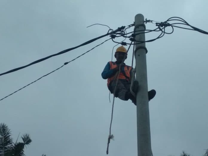 setelah_disoroti_akhirnya_pln_ganti_tiang_kayu_ke_beton