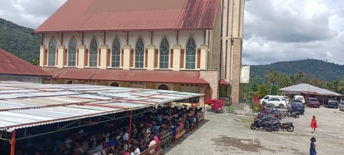 setelah_gempa_bumi_hkbp_pansurnapitu_beribadah_di_luar_gkpi_simorangkir_di_rumah
