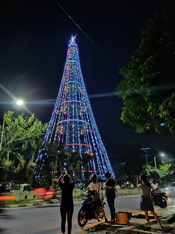 setelah_jadi_sorotan_pemerhati_horeeeakhirnya_pohan_natal_itu_bersinar