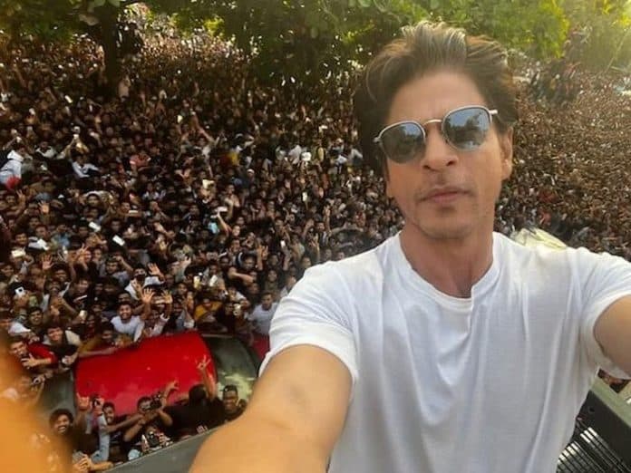 shah_rukh_khan_ulang_tahun_ke_57_ribuan_fans_serbu_kediamannya