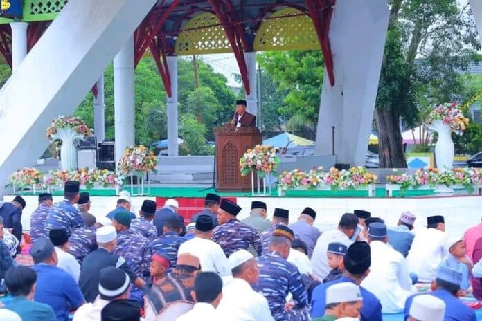shalat_idul_fitri_ribuan_warga_tanjungbalai_padati_lapangan_sultan_abdul_jalil_rahmadsyah