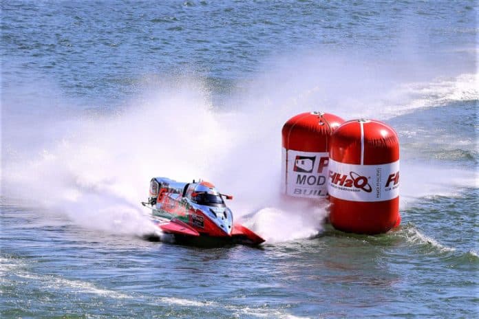 shaun_torrente_terdepan_pada_sesi_kualifikasi_f1_powerboat_danau_toba