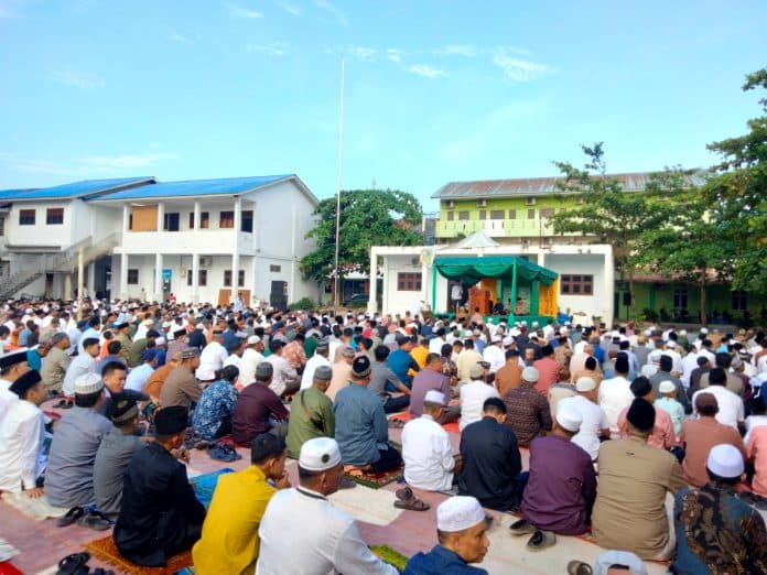 sholat_id_warga_muhammadiyah_di_asahan_jemaah_membludak