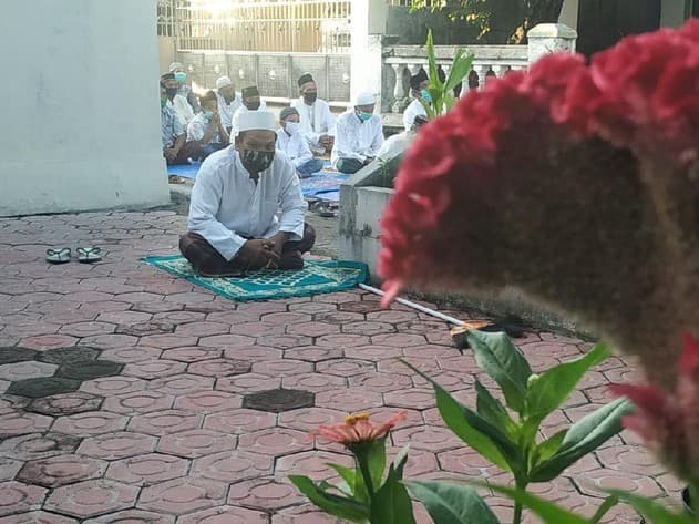 sholat_ied_unik_di_sidoarjo_imam_dalam_mesjid_makmum_di_depan_rumah_masing_masing