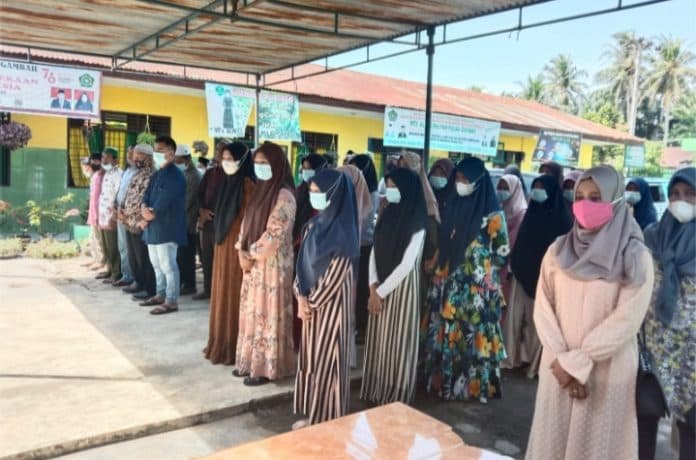 sholat_jenazah_diajarkan_di_mts_al_washliyah_pulau_gambar