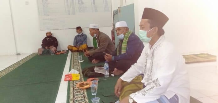 sholat_tarawih_di_toba_patuhi_prokes_covid_19