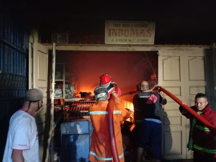 si_jago_merah_lalap_gedung_kosong_bekas_toko_bangunan_di_asahan