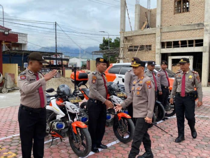 siagakan_di_objek_wisata_kapolres_samosir_kerahkan_personil_sat_pam_obvit