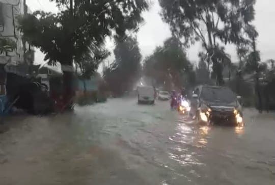 siantar_diguyur_hujan_deras_jalan_medan_sempat_banjir
