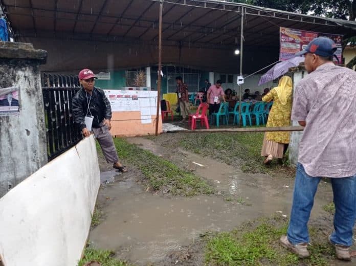 siantar_diguyur_hujan_tps_04_simarito_dipasangi_papan