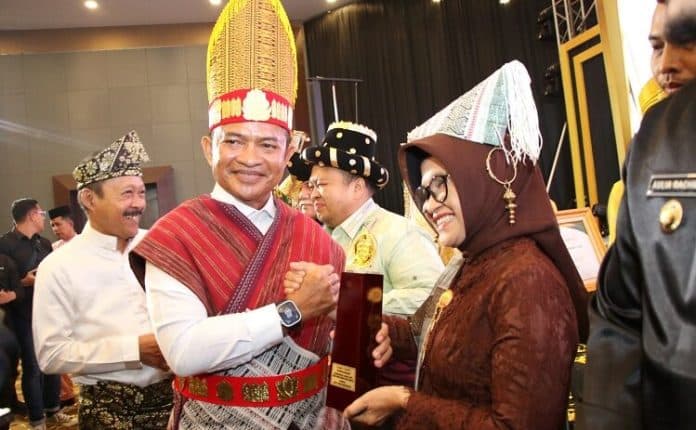 siantar_kota_terbaik_ppd_tahun_2024_susanti_terima_penghargaan