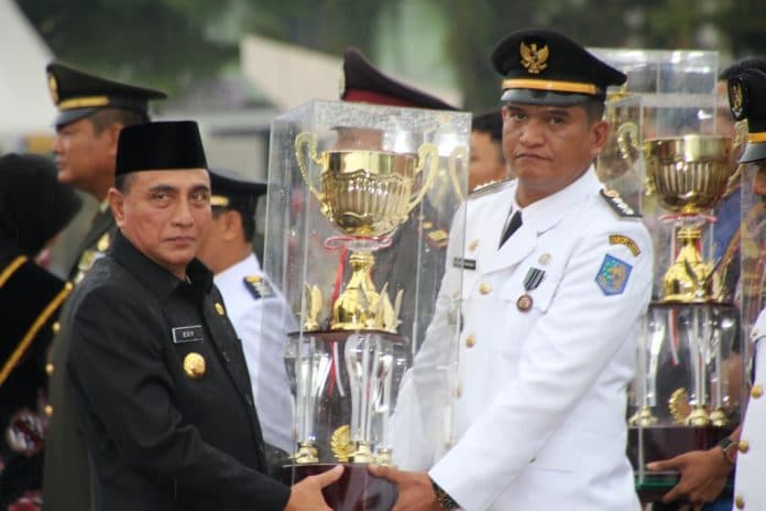 siantar_timur_kecamatan_terbaik_sumut_dihadiahi_25_ekor_kambing
