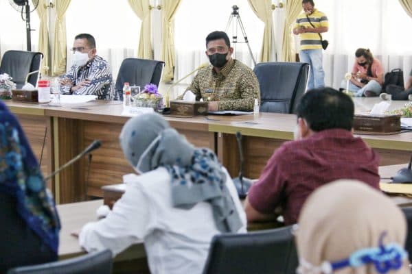 siap_melaksanakan_ptm_bobby_sudah_80_tenaga_pengajar_di_medan_divaksinasi