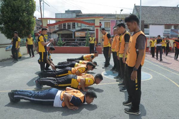siapkan_fisik_prima_personel_polres_samosir_jalani_tes_kesamaptaan_jasmani
