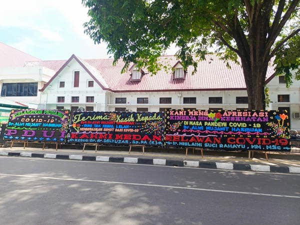 sidang_eksepsi_kadinkes_sumut_diwarnai_pemandangan_papan_bunga