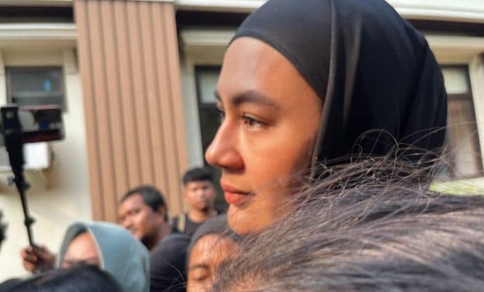 sidang_mediasi_paula_verhoeven_keluar_dengan_mata_berlinang_linang