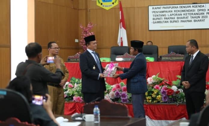 sidang_paripurna_dprd_pakpak_bharat_rekomendasi_lkpj_bupati