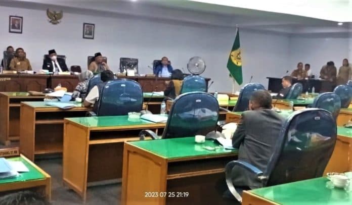 sidang_paripurna_sedikit_memanas_data_permintaan_dewan_tidak_terpenuhi_bupati_dairi_dicecar_pertanyaan
