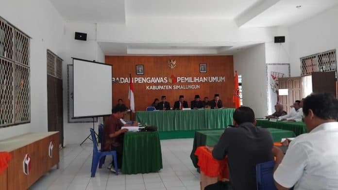 sidang_pelanggaran_administrasi_di_bawaslu_simalungun_hakim_sahkan_bukti_pelapor_dan_terlapor